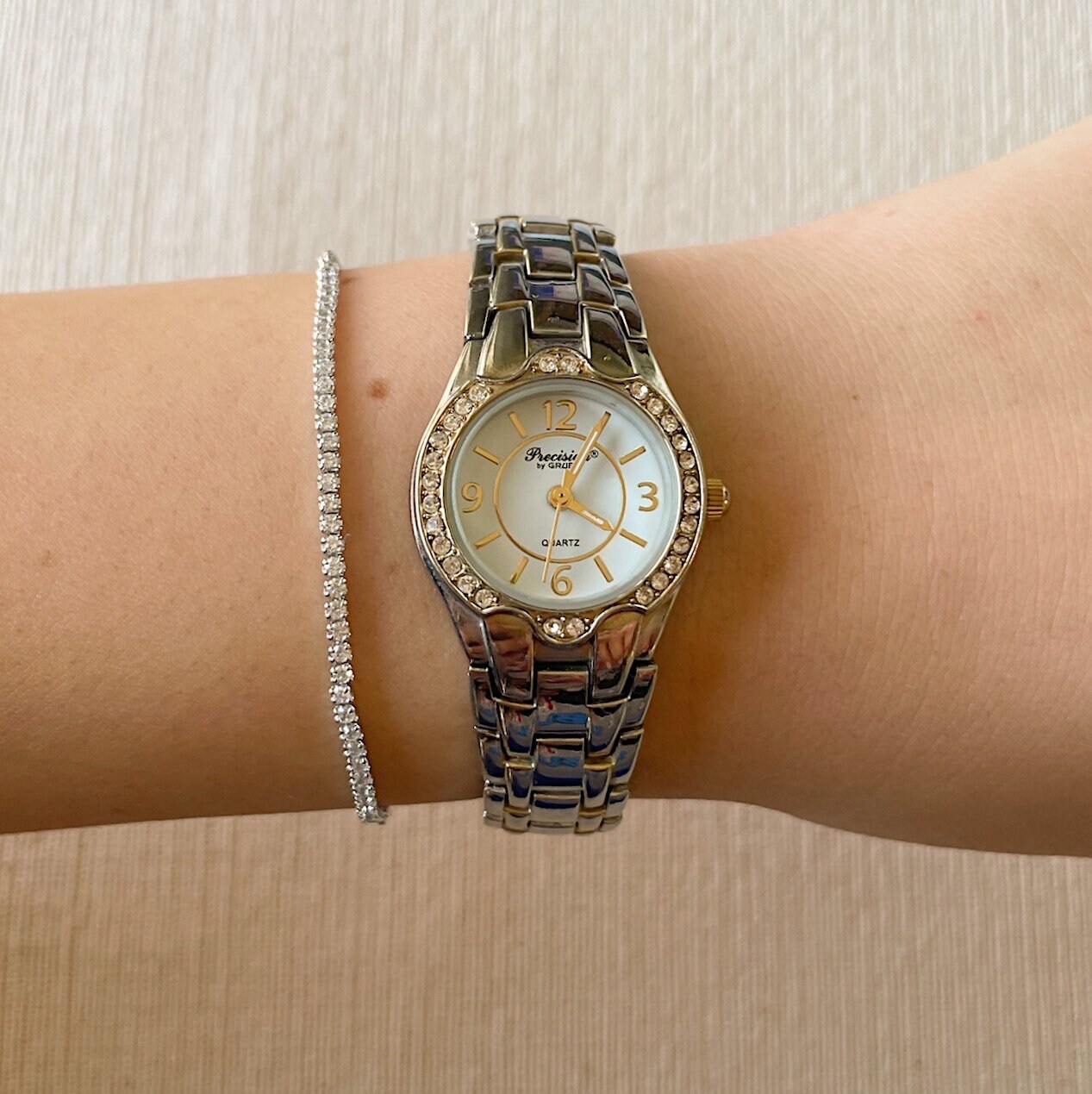 Gruen Precision Vintage Crystal Silver Tone Wristwatch  display picture 3