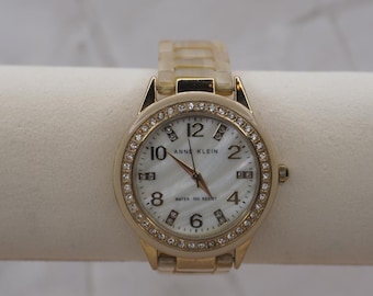 Y2K Anne Klein Crystal Bezel Resin Banduhr - Perlmutt-Zifferblatt - Goldton