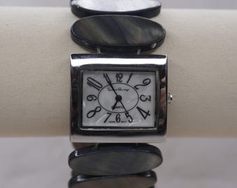 Vintage Mother-of-Pearl Shell Links | Stretch Band | Unique Dial | Quartz
