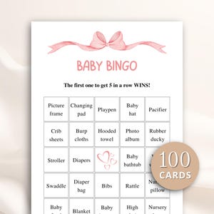 Puede incluir: Una tarjeta de juego Baby Bingo con un lazo rosa y la frase "BABY BINGO". La tarjeta incluye una cuadrícula de artículos relacionados con bebés, como un cochecito, pañales y una bañera para bebés. Una pegatina circular dice "100 TARJETAS".