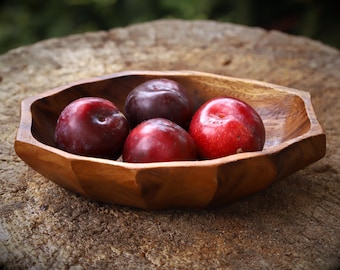 hand-carved wooden bowl "12-Edge"