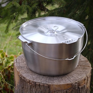 Op de afbeelding: Een rustiek houten bord met de tekst "Welcome to our porch" in witte letters. Het bord heeft een verweerde afwerking en een eenvoudig, uitnodigend ontwerp, perfect voor buitendecoratie.