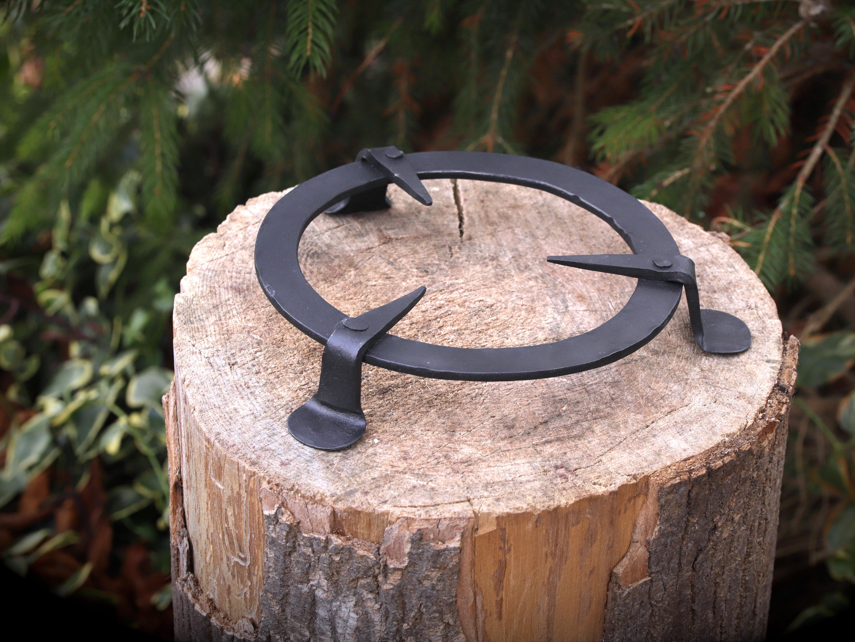 Hand-forged iron tripod Campfire cooking rack Bushcraft Gear & Medieval Reenactment Compact pot stand