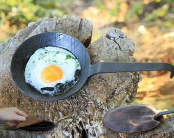 Poêle en fer robuste pour la cuisine autour du feu de camp et étui en cuir cousu main - parfait pour le bushcraft, le camping et les festivals médiévaux