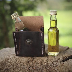 Set d'huile pour la cuisine extérieure avec sac en cuir cousu main, idéal pour les aventures de bushcraft, les feux de camp, les rassemblements médiévaux et les randonnées