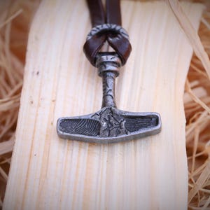 Wikinger Kette Mjölnir - Thors Hammer - lang, rustikal geschmiedet mit verstellbarem Lederband