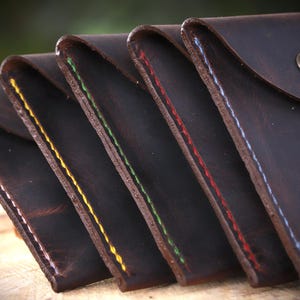 Étuis en cuir cousus main pour les poches de votre pantalon avec système de tri des couleurs