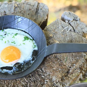 robuste Eisenpfanne für die Lagerfeuerküche – perfekt für Bushcraft, Camping und Mittelalterfeste