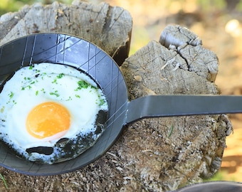 robuste Eisenpfanne für die Lagerfeuerküche – perfekt für Bushcraft, Camping und Mittelalterfeste