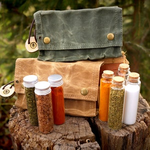 Set de especias premium para cocina de exterior, hecho de lona encerada con frascos de vidrio XXL. Perfecto para fogatas y aventuras de bushcraft.