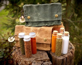 Set de especias premium para la cocina exterior fabricado en lona encerada con botellas de cristal xxl. Perfecto para fogatas y aventuras de bushcraft.