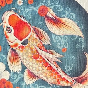 Könnte beinhalten: Ein farbenfroher Koi-Fisch mit orangefarbenen und weißen Schuppen schwimmt in einem blau-weißen gemusterten Hintergrund. Der Fisch hat ein schwarzes Auge und einen weißen Mund. Der Hintergrund ist mit stilisierten Blumen und Wirbeln verziert.