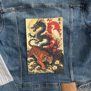 Drache Tiger Reiher Aufnäher zum aufbügeln im japanischen Stil mit roter Sonne, Wellen und Blüten – Spiritueller Rückenaufnäher für die Jeansjacke
