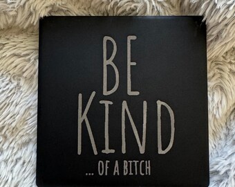 Be Kind of a Bitch 3,5-Zoll-Quadratfliese mit graviertem Untersetzer - be kind - Geschenke für sie