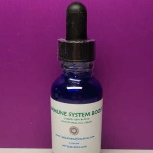 Puede incluir: Una botella de vidrio azul cobalto con un cuentagotas negro. La etiqueta dice "Immune System Boost" y "Liquid Gem Blend Divine Healing Liquid". La botella contiene un líquido transparente.