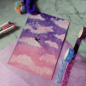 Puede incluir: Una ilustración de acuarela pintada a mano de un cielo morado y rosa con nubes blancas y estrellas. Una pequeña criatura negra está posada en una de las nubes.