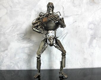 Escultura de soldado cíborg de chatarra, figura de endoesqueleto de robot de acero soldado, estatua de cuerpo completo inspirada en Terminator de metal reciclado
