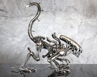 Estatua de parásito espacial de metal hecha a mano, figura de monstruo de ciencia ficción soldada industrialmente, arte de cazador alienígena steampunk reciclado
