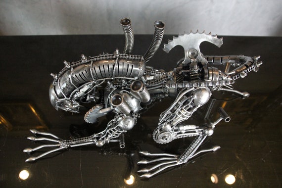 メタルアート エイリアン Alien エイリアン戦士が這うリサイクルスクラップメタルアート彫刻