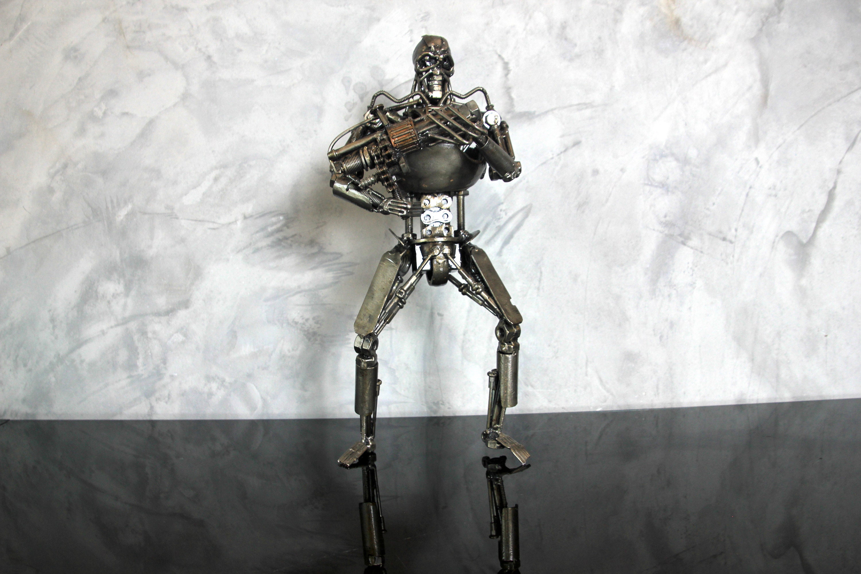 ターミネーターにインスパイアされたリサイクルスクラップメタルアート