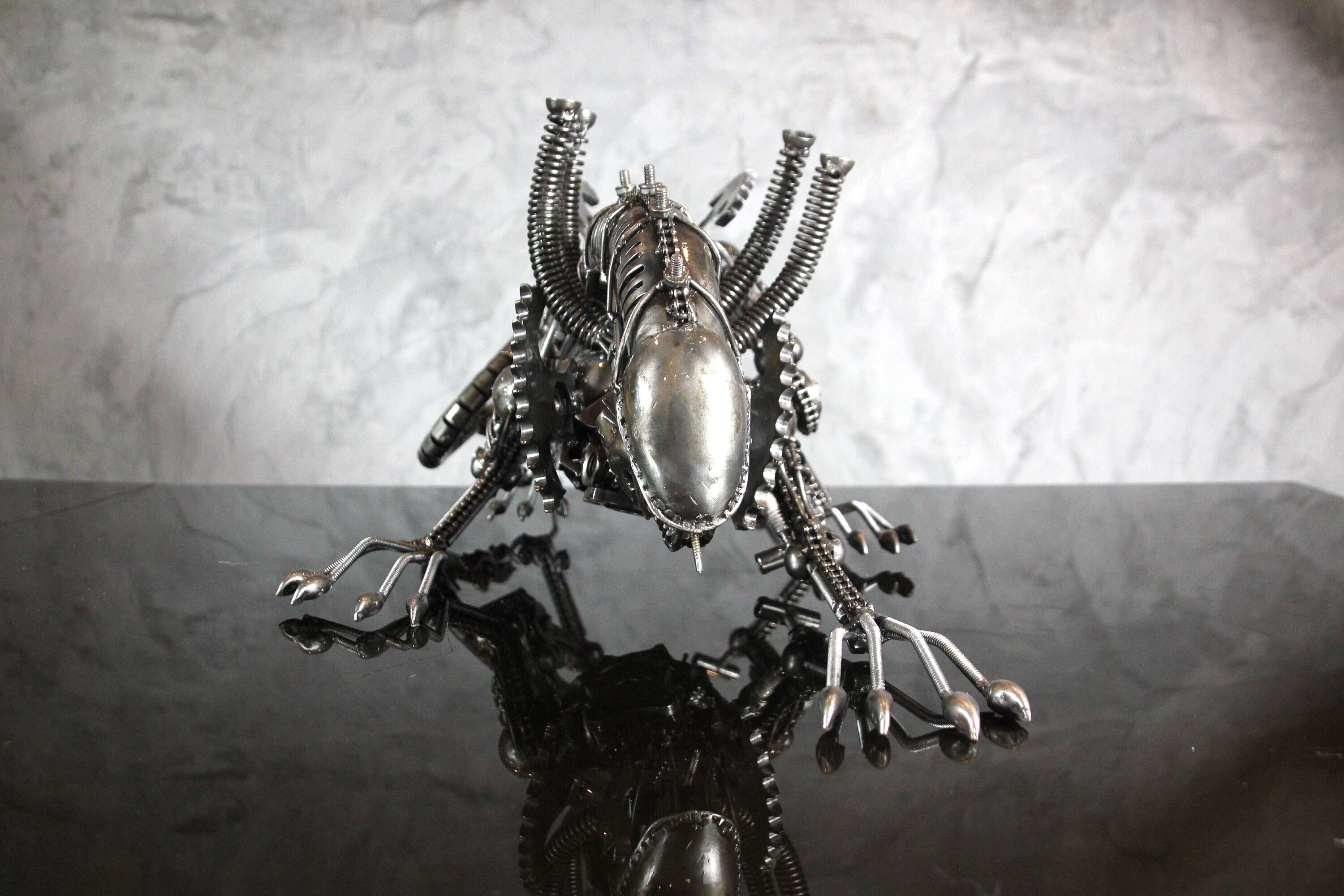 廃材メタルアート（エイリアン） エイリアン戦士が這うリサイクルスクラップメタルアート彫刻 - Etsy 日本