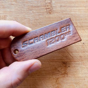 Handgefertigter Schlüsselanhänger aus Leder - Triumph Scrambler 1200XE