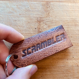 Handgefertigter Schlüsselanhänger aus Leder - Triumph Scrambler