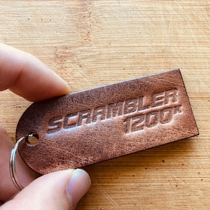 Handgefertigter Schlüsselanhänger aus Leder - Triumph Scrambler 1200X
