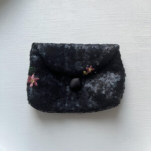 Kosmetiktasche kleine Tasche Täschchen für Accessoires Kosmetik andere wichtige Dinge schwarz Blumen Paillette Geschenkidee Knopf Verschluss