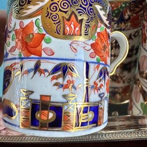 Fyra (4) Josiah Spode kaffekoppar/burkar, Imari-mönster 967, buteform, handdekorerade, 22 karat guld, ca 1810, England