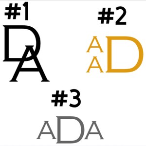 Op de afbeelding: Drie verschillende ontwerpen voor een monogram met de letters "A" en "D". Het eerste ontwerp is zwart en heeft de letter "D" boven de letter "A". Het tweede ontwerp is goud en heeft twee "A"'s op elkaar gestapeld met de letter "D" aan de rechterkant. Het derde ontwerp is grijs en heeft de letters "A", "D" en "A" in een rij.