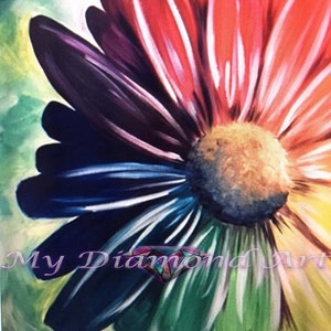 Pode incluir: Uma pintura abstrata colorida de uma flor com pétalas em tons de vermelho, roxo, azul e verde. O centro da flor é amarelo e marrom.