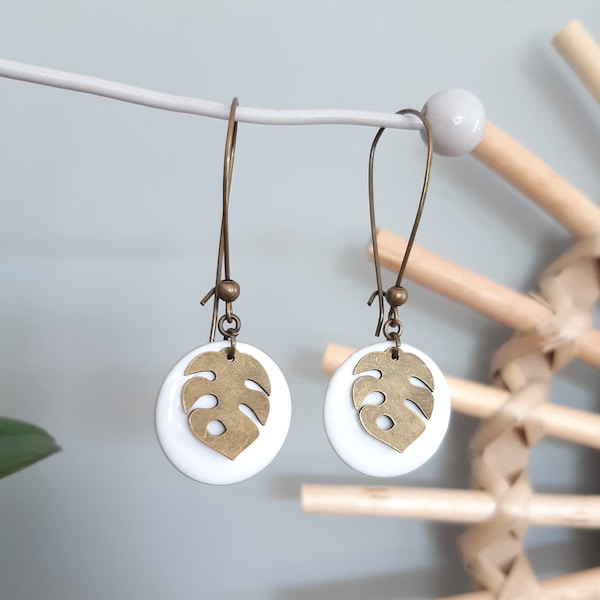 Boucles d'oreilles MONSTERA breloque bronze feuille de monstera et sequin émaillé bleu pétrole, blanc ou jaune moutarde