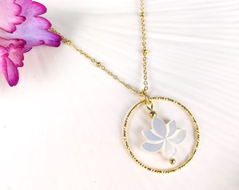 LOUNA necklace in gold stainless steel and natural mother-of-pearl lotus flower beads