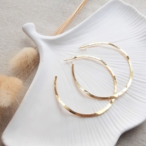 RAPHAËLLE hammered hoops, gilded with 24 carat fine gold