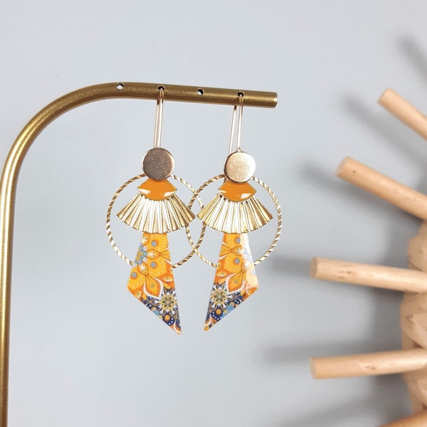 Boucles d'oreilles LEONIE breloque dorée géométrique, papier japonais verni et sequin émaillé jaune moutarde