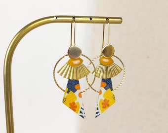 INAYA earrings with geometric golden charm, varnished Japanese paper and mustard yellow enameled sequin