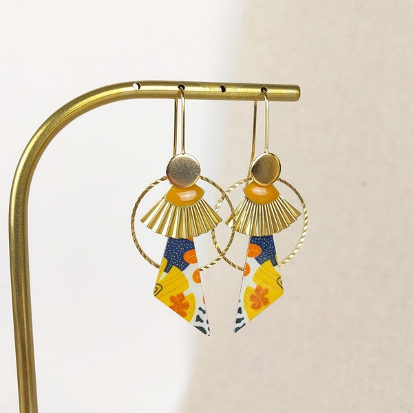 Boucles d'oreilles INAYA breloque dorée géométrique, papier japonais verni et sequin émaillé jaune moutarde