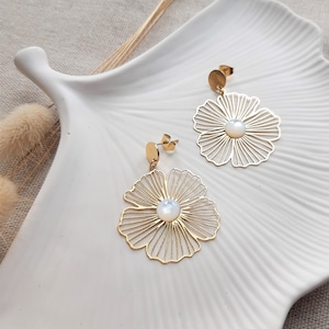 MARGUERITE earrings with flower print in stainless steel and mother-of-pearl cabochon