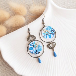 Orecchini asimmetrici ELSA, carta giapponese verniciata e paillettes smaltate blu