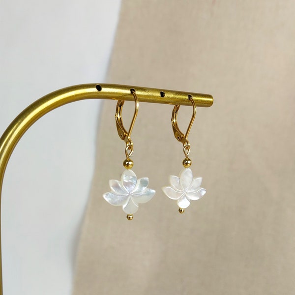 Boucles d'oreilles LOUNA perle fleur de lotus en Nacre naturelle