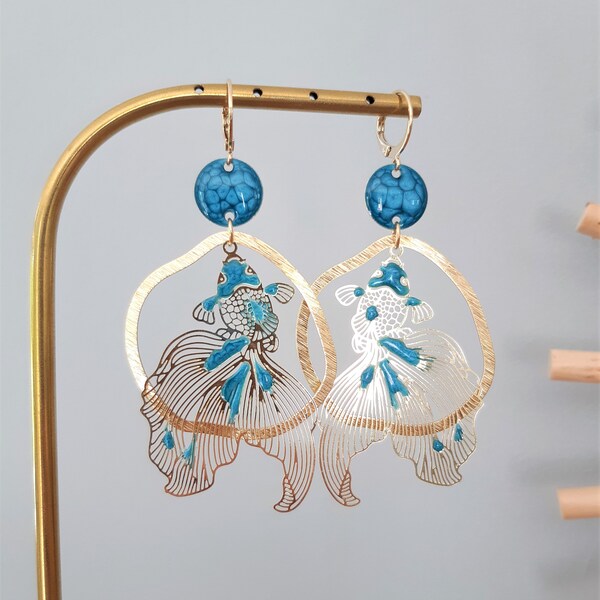 Boucles d'oreilles TOKYO estampe dorée poisson japonais et sequin turquoise