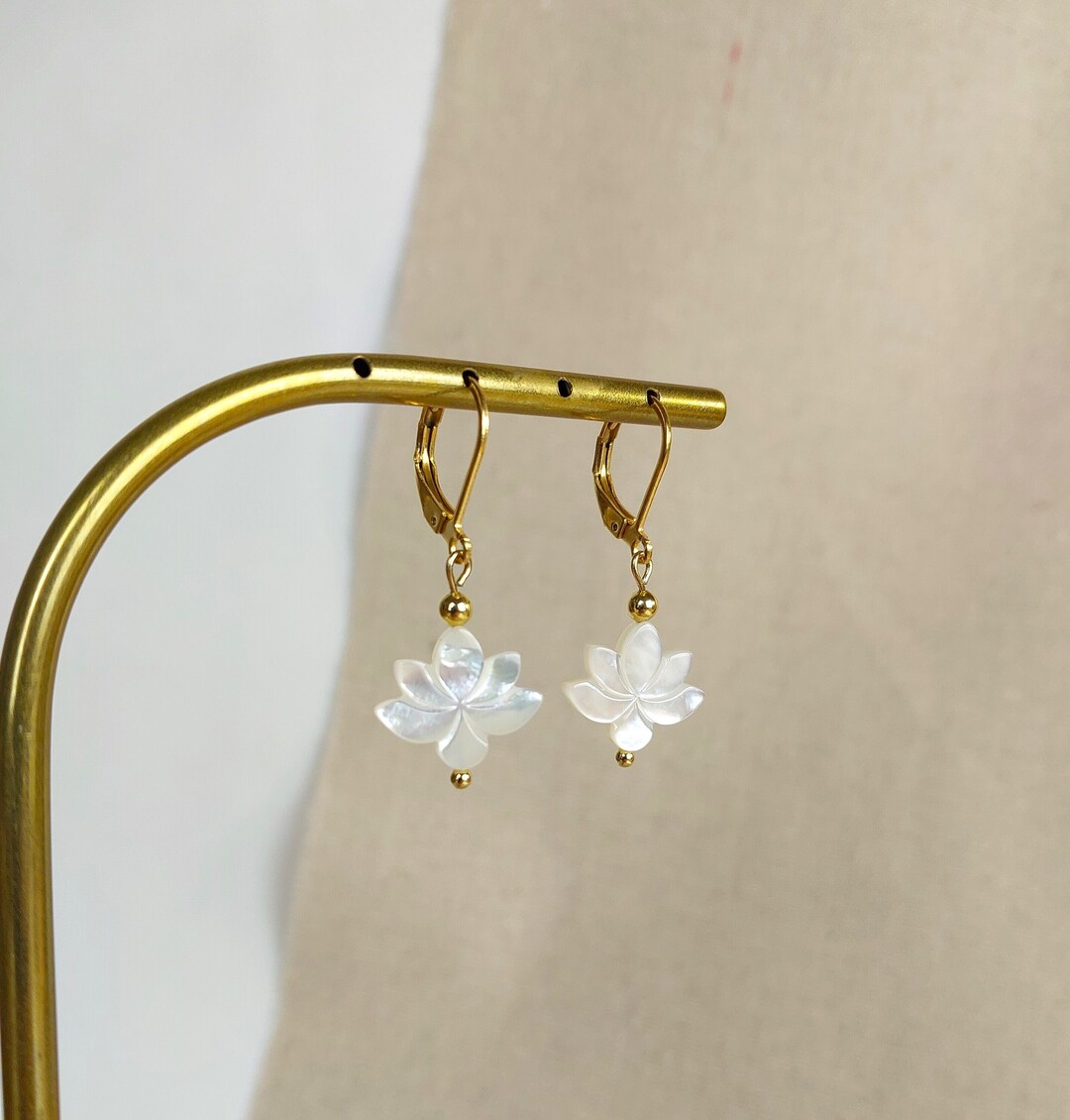 Boucles D'oreilles Pendantes En Nacre Et Alliage - Motif Fleur, Occasion Comme Neuf, Fermoir Crochet