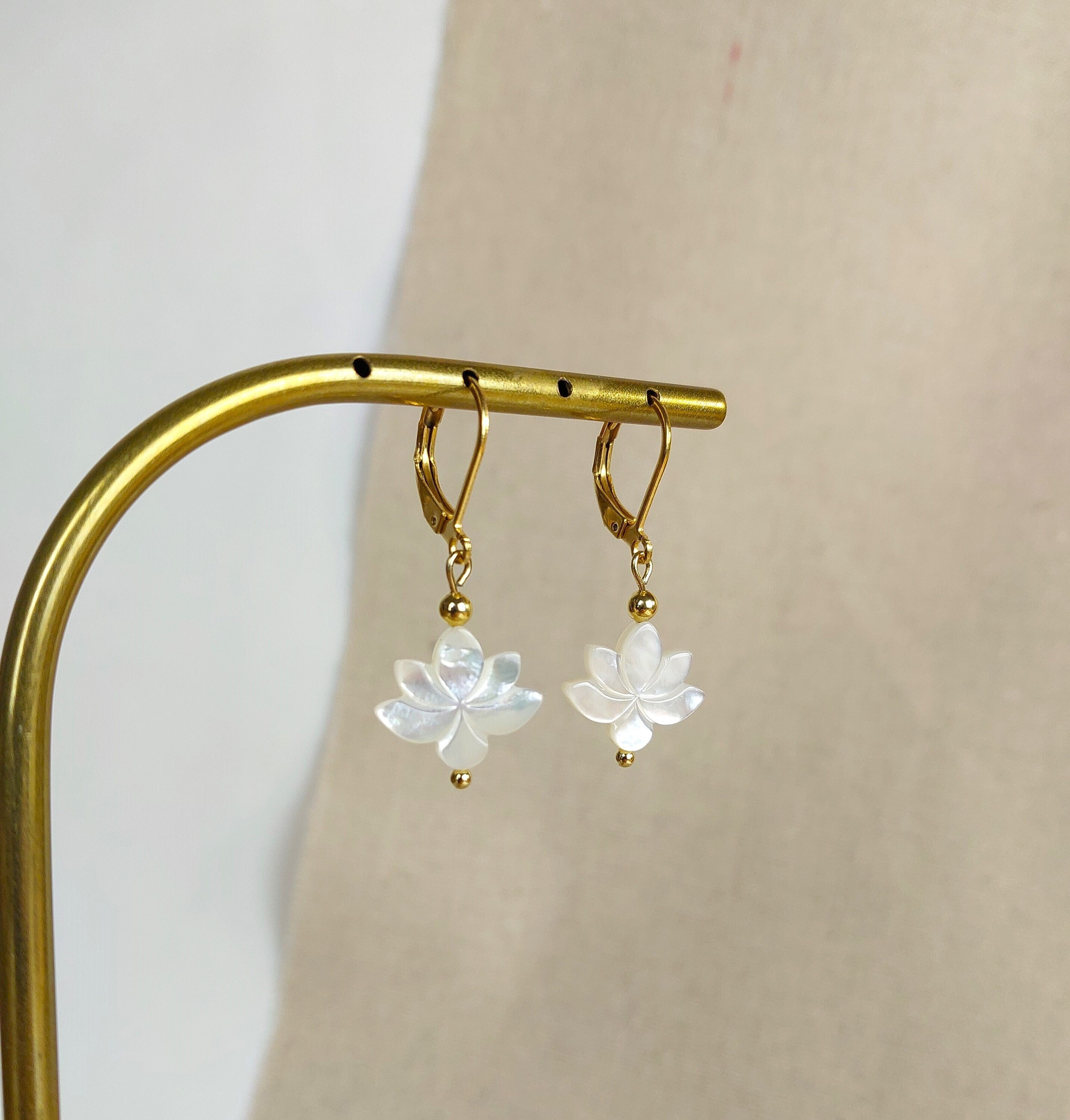 Boucles D'oreilles Pendantes Nacre Rose Et Blanc En Grappe - ILE Ø PERLES
