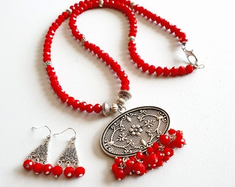 Rote Perlenkette und Ohrringe, Set mit ovalem Anhänger, langes, rotes Boho Schmuck Set, Geschenk für sie