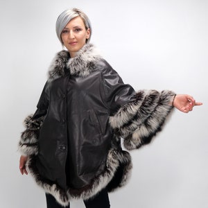 Real leather black half coat trimmed section fox / natural leather black / natural fox pelts / modern design / elegant style half coat