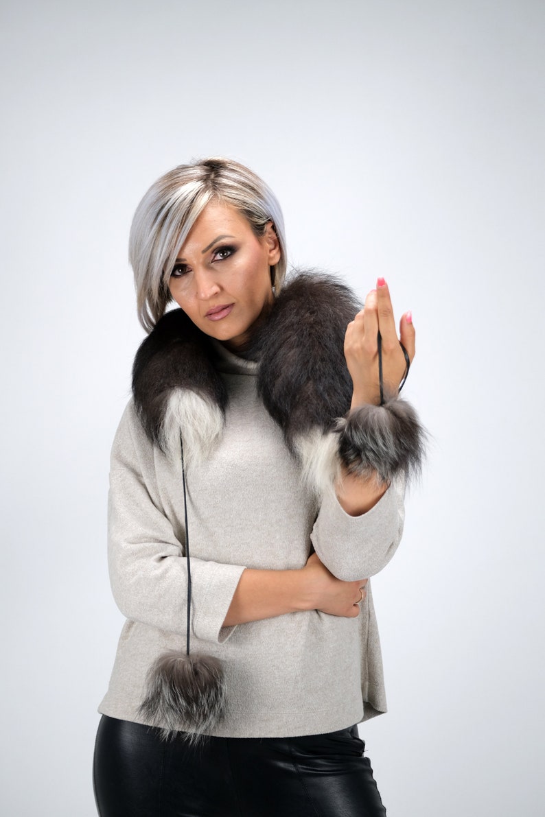 Real fur fox arizande scarf with pom pom / natural fox fur