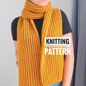 Peut inclure: Une écharpe en tricot jaune moutarde à texture côtelée. L'écharpe est portée par une personne et le texte "KNITTING PATTERN" est visible sur l'écharpe.