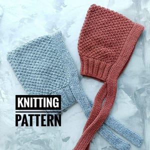 Pode incluir: Dois chapéus de bebé de malha com laços, um de cor azul claro e o outro de cor rosa pó. Os chapéus estão dispostos sobre uma superfície cinzenta texturizada. O texto "Knitting Pattern" está impresso em preto na superfície.