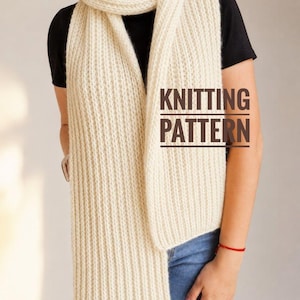 Op de afbeelding: Een lange, crèmekleurige gebreide sjaal met een verticale ribbelstructuur die om de nek wordt gedragen. De sjaal heeft een zacht, pluizig uiterlijk. Over de afbeelding staat de bruine tekst KNITTING PATTERN, centraal aan de rechterkant.